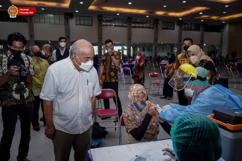 Wagub DIY, KGPAA Paku Alam X saat meninjau kick off booster vaksinasi di JEC, Bantul. Foto: jogjaprov.go.id