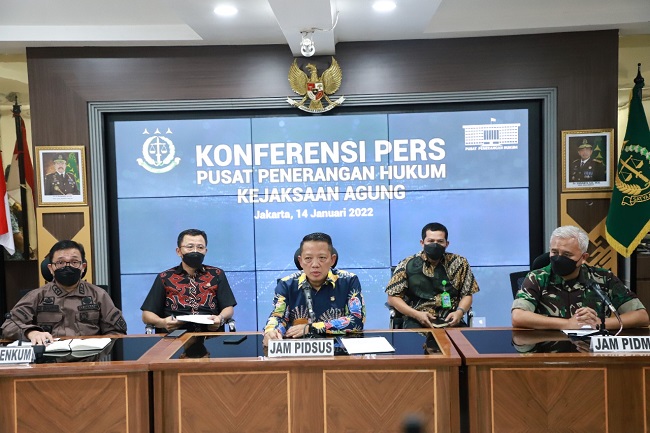 Pejabat Kejaung saat konferensi pers soal penyidikan kasus dugaan korupsi pengadaan satelit di Kemhan. Foto: Dokumentasi Kejagung