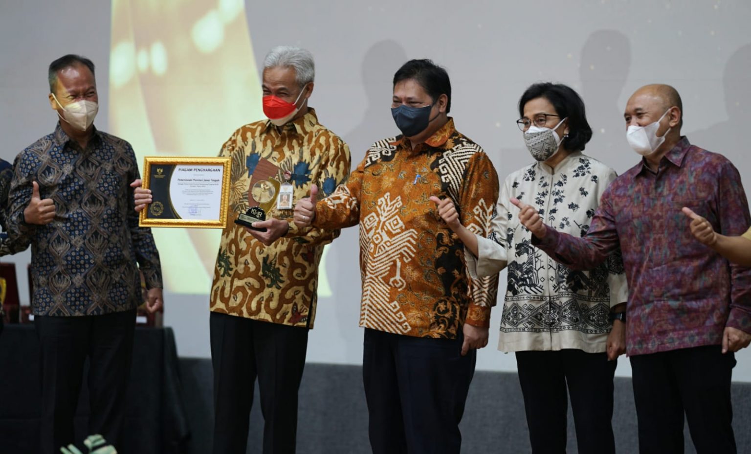 Gubernur Jateng, Ganjar Pranowo bersama pejabat negara saat menerima penghargaan KUR Terbaik 2021. Foto: jatengprov.go.id