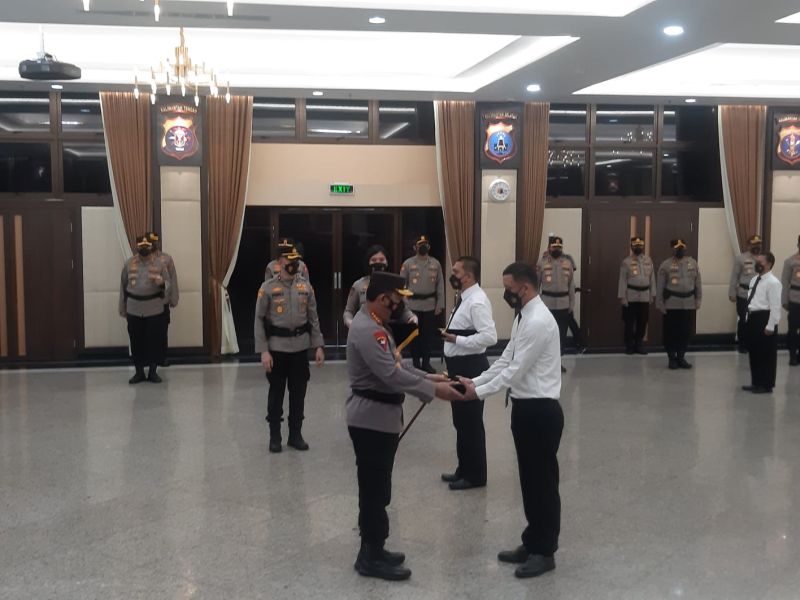 Kapolri Listyo Sigit melantik 44 eks pegawai KPK menjadi ASN Polri. Foto: Dokumentasi Polri