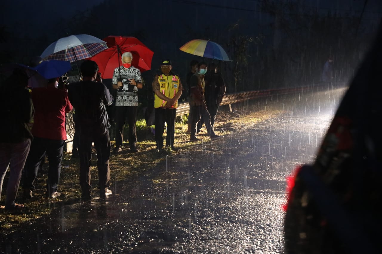 Gubernur Jawa Tengah (Jateng), Ganjar Pranowo saat meninjau perbaikan jalan Banjarnegara-Pekalongan. Foto: jatengprov.go.id