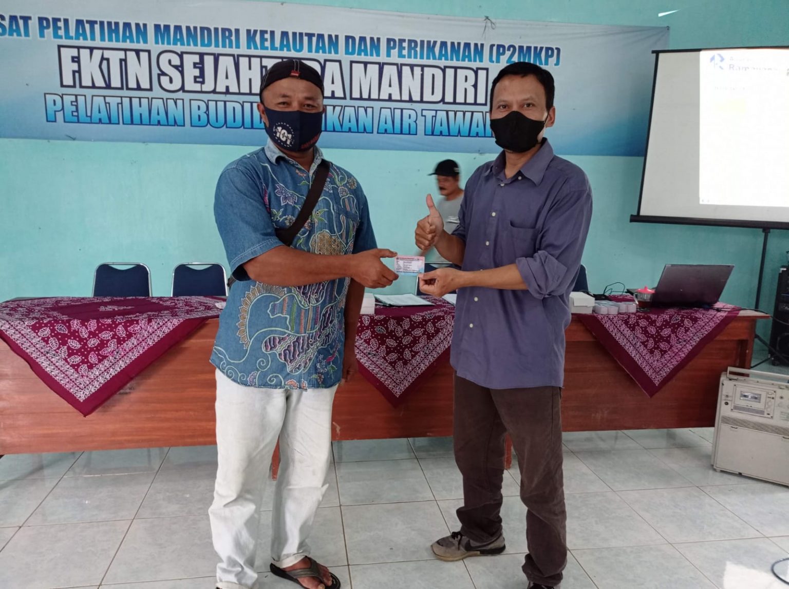 Penyerahan kartu asuransi kepada nelayan. Foto: jatengprov.go.id