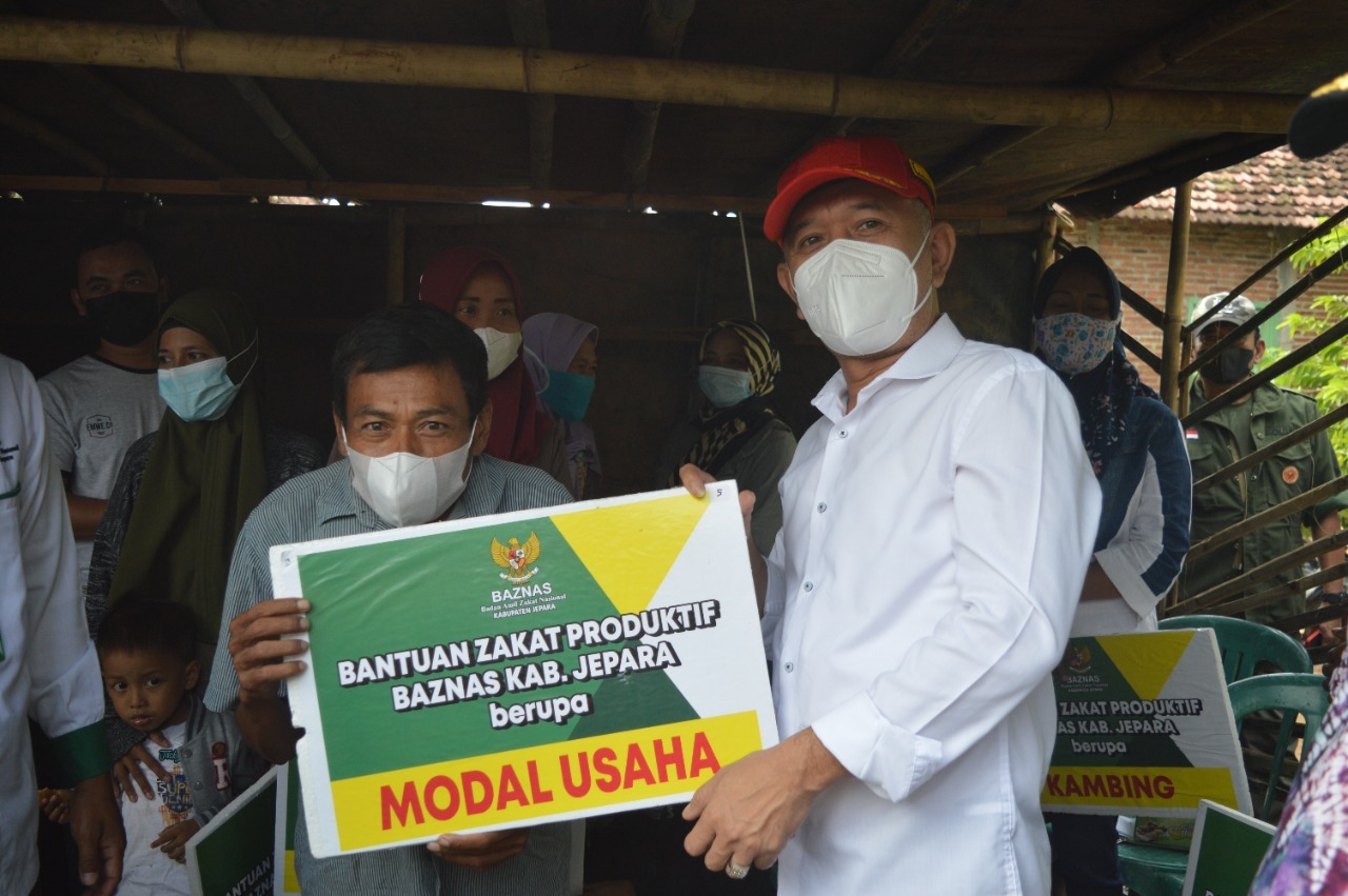 Bupati Jepara, Dian Kristiandi saat memberikan zakat secara simbolis. Foto: jatengprov.go.id