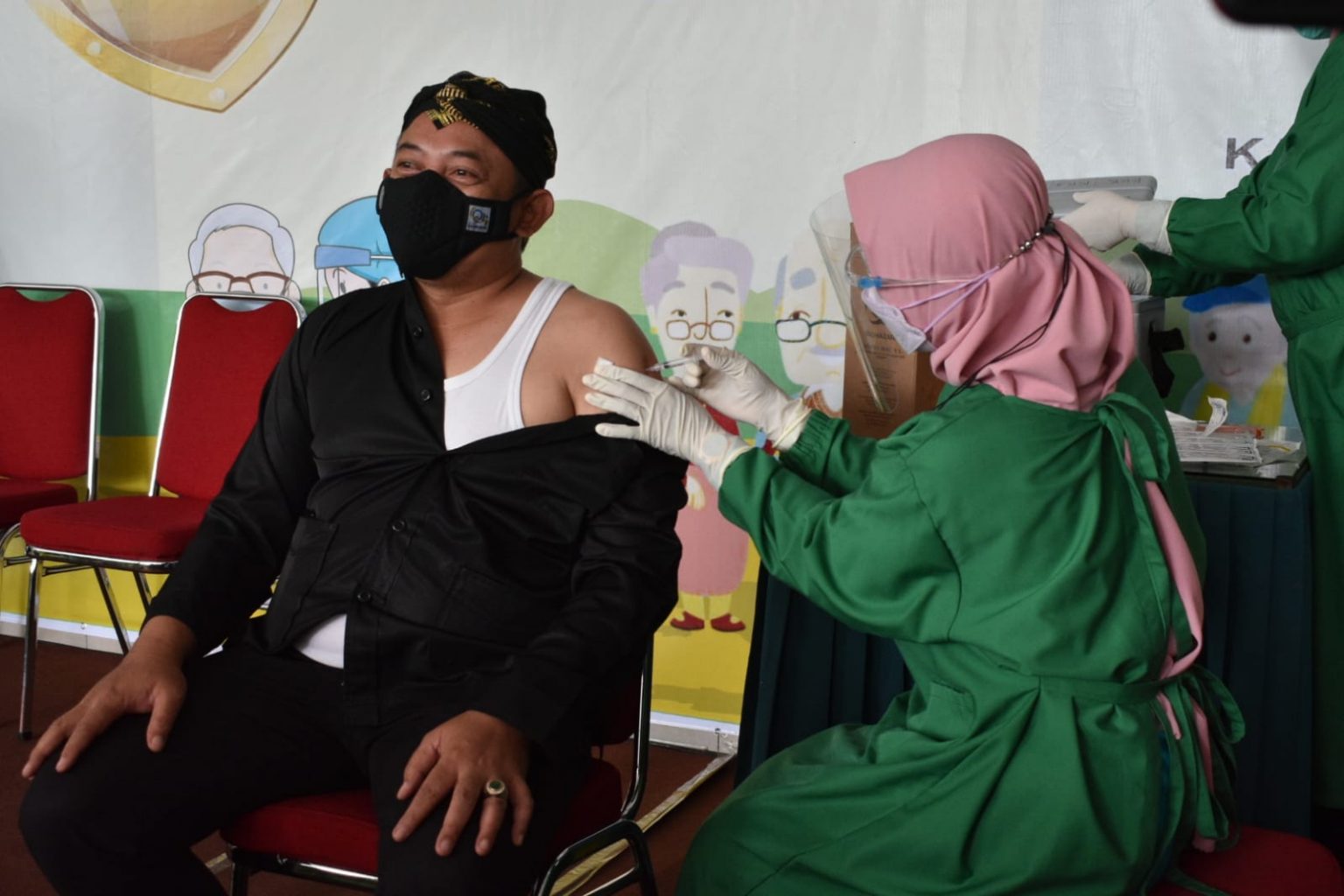 Bupati Karanganyar, Juliyatmono saat menerima booster. Foto: Diskominfo Jateng