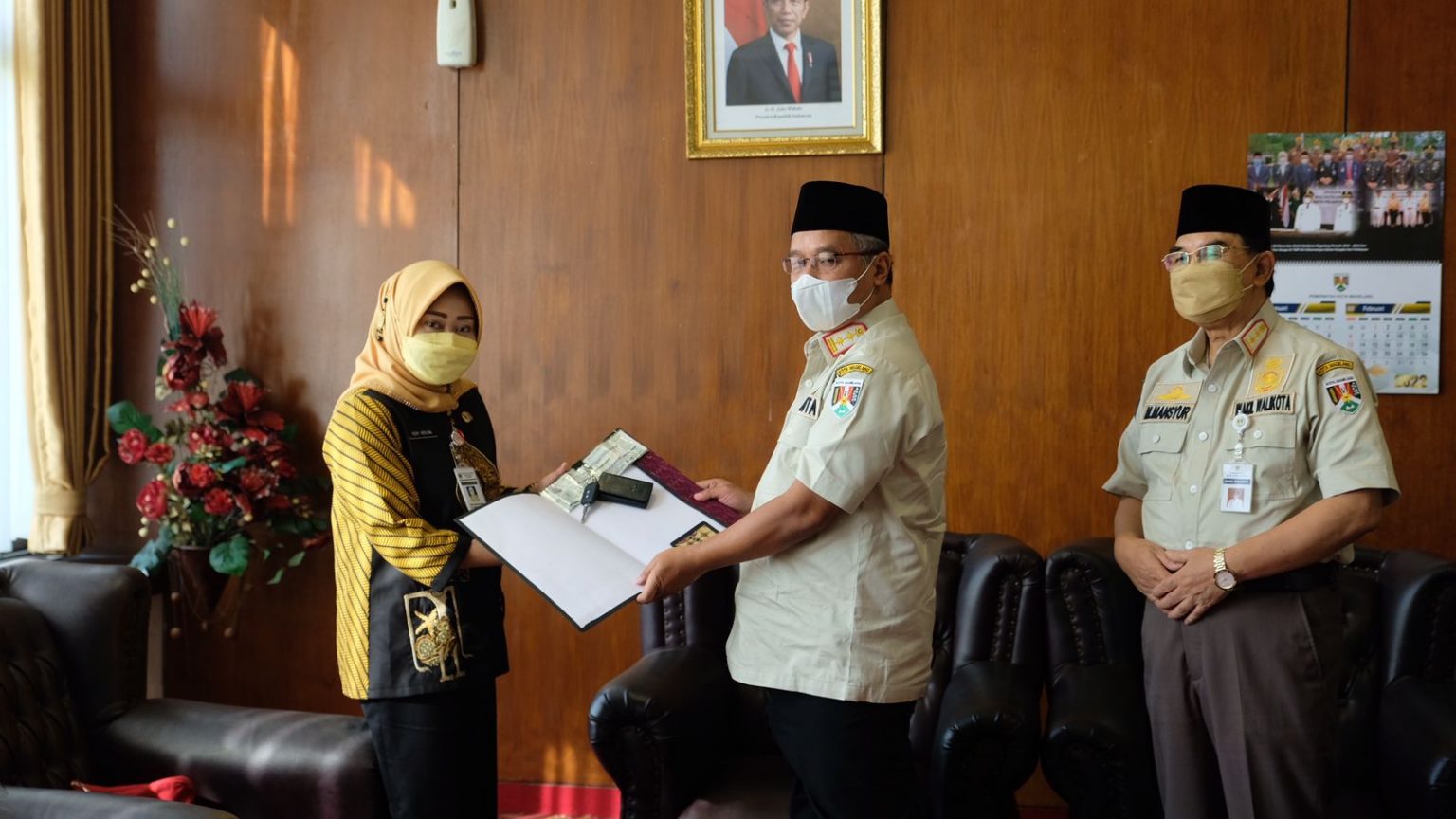 Wali Kota Magelang, Muchamad Nur Aziz saat menyerahkan hibah mobil ke UPPD secara simbolis. Foto: jatengprov.go.id