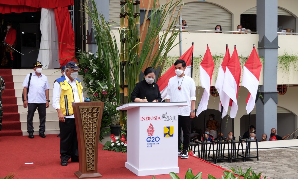 Wali Kota Surakarta Gibran Rakabuming (baju putih), Ketua DPR Puan Maharani dan Menteri PUPR Basuki Hadimuljono saat peresmian Pasar Legi. Foto: jatengprov.go.id