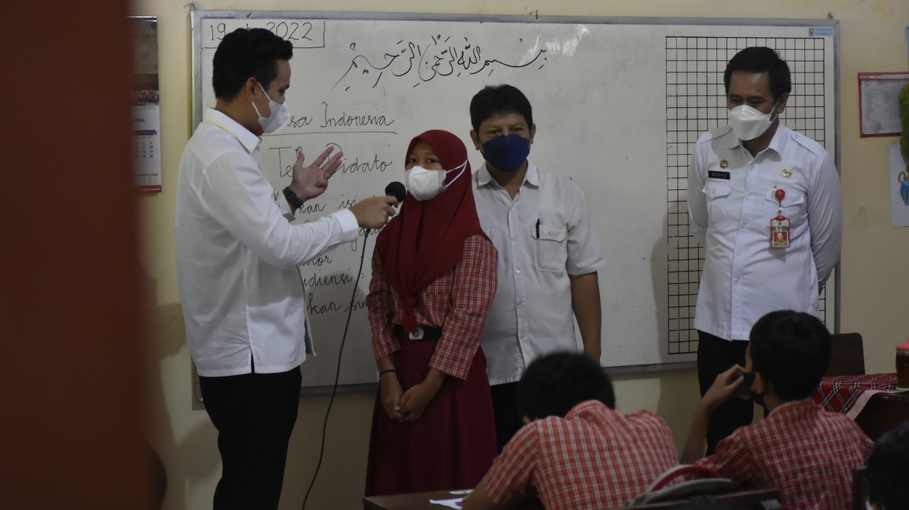 Bupati Kendal, Dico M. Ganinduto saat meninjau PTM di salah satu sekolah. foto: jatengprov.go.id