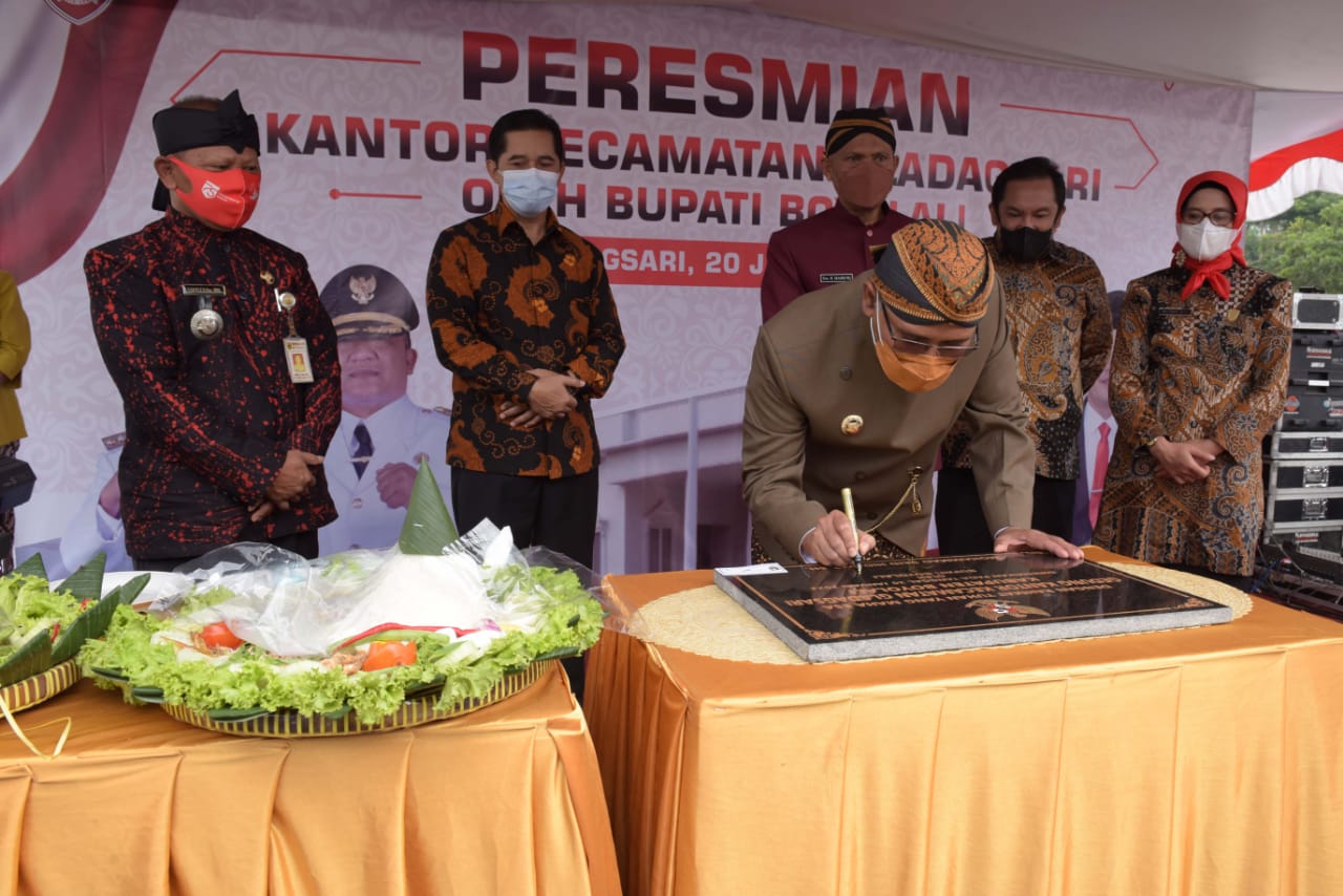 Bupati Boyolali, M. Said Hidayat bersama pejabat setempat saat meresmikan Kantor Kecamatan Gladagsari. Foto: jatengprov.go.id