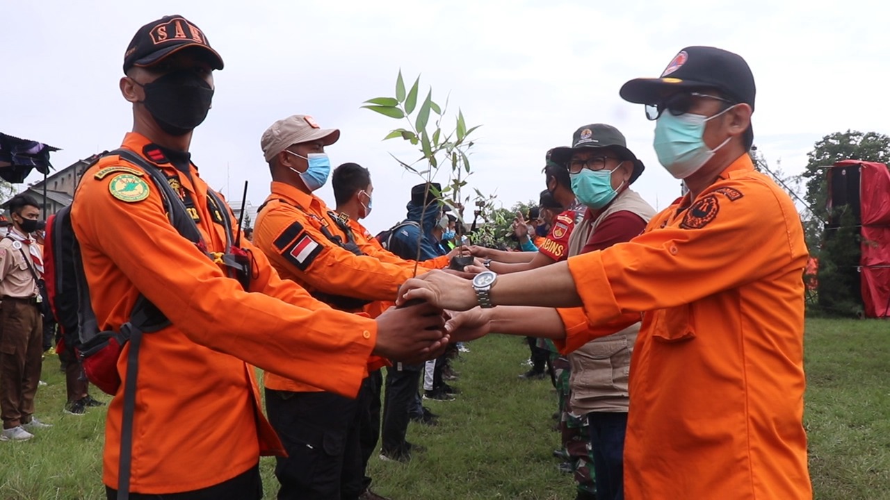 Kegiatan penanaman 1.000 Pohon Maraton Konservasi di Lereng Gunung Sindoro. Foto: jatengprov.go.id