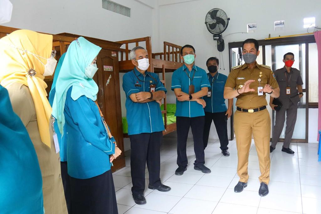 Bupati Kudus, Hartopo saat meninjau RSUD dr. Loekmono Hadi. Foto: jatengprov.go.id