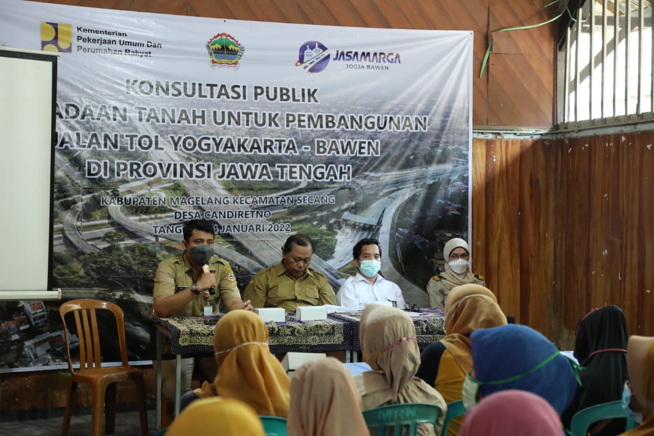 Pejabat Pembuat Komitmen (PPK) Jalan Tol Yogyakarta-Bawen saat Konsultasi Publik di Desa Candiretno, Kecamatan Secang. Foto: jatengprov.go.id