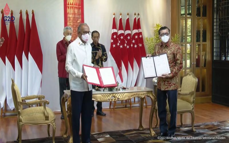 Menteri Hukum dan HAM, Yasonna H. Laoly bersama dengan Menteri Dalam Negeri Singapura, K. Shanmugam saat meneken perjanjian ekstradisi. Foto: Biro Pers Sekretariat Presiden