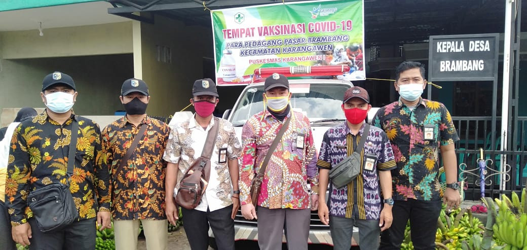 Pejabat setempat saat meninjau Pasar Brambang. Foto: dindagkopukm.demakkab.go.id