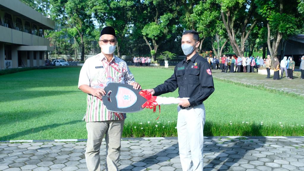 Wali Kota Magelang, Muchamad Nur Aziz menyerahkan secara simbolis kunci mobil pelayanan PSC 119. Foto: jatengprov.go.id