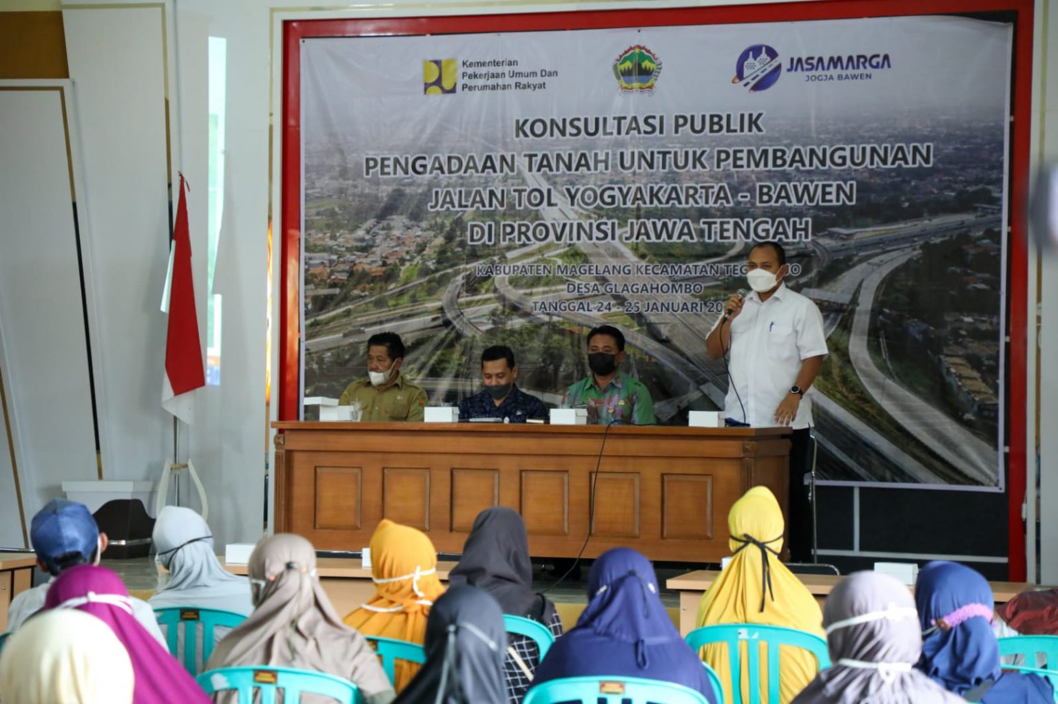 Pejabat Pembuat Komitmen (PPK) Jalan Tol Jogja-Bawen saat Konsultasi Publik di Desa Purwosari, Kecamatan Secang. Foto: Diskominfo Jateng