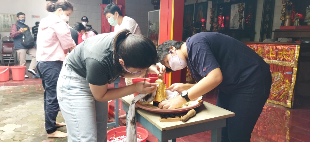 Pembersihan rupang dewa di Kelenteng Kong Ling Bio Temanggung. Foto: jatengprov.go.id