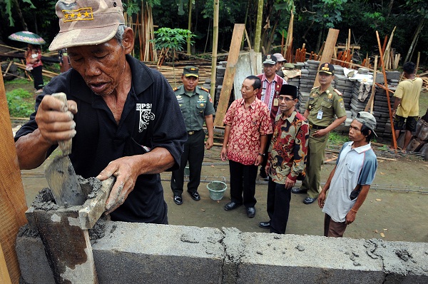 Pejabat setempat saat meninjau pengerjaan RTLH Boyolali. Foto: jatengprov.go.id