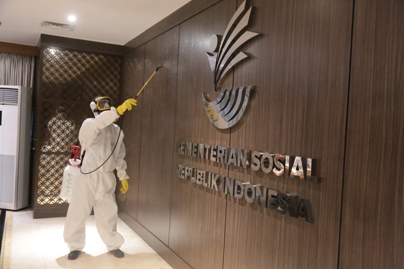 Petugas menyemprotkan cairan disinfektan ke berbagai sudut kantor Kemensos. Foto kemensos.go.id