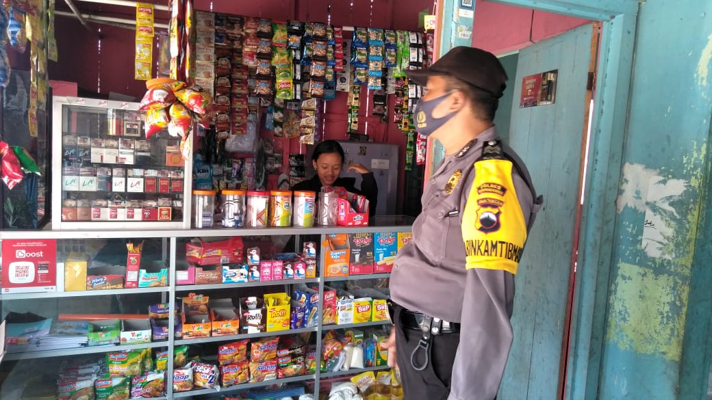 Tim Khusus Polres Temanggung saat memantau HET Minya Goreng di pasar. Foto: Diskominfo Jateng