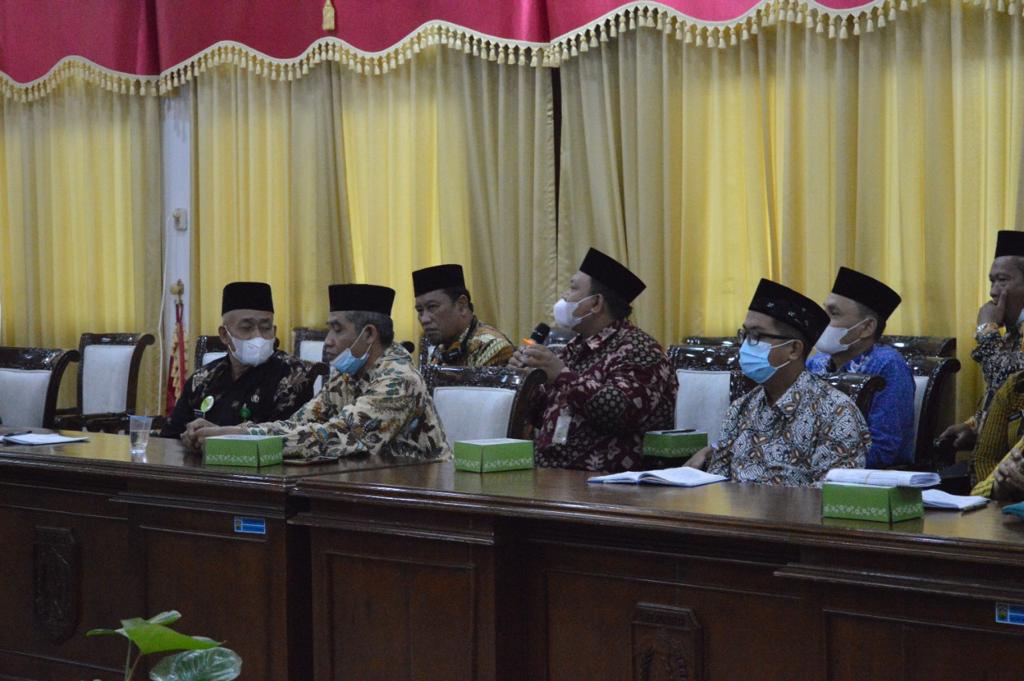 Pejabat Pemkab Jepara saat rapat koordinasi program nikah massal di ruang rapat RMP Sosrokartono. Foto: jatengprov.go.id