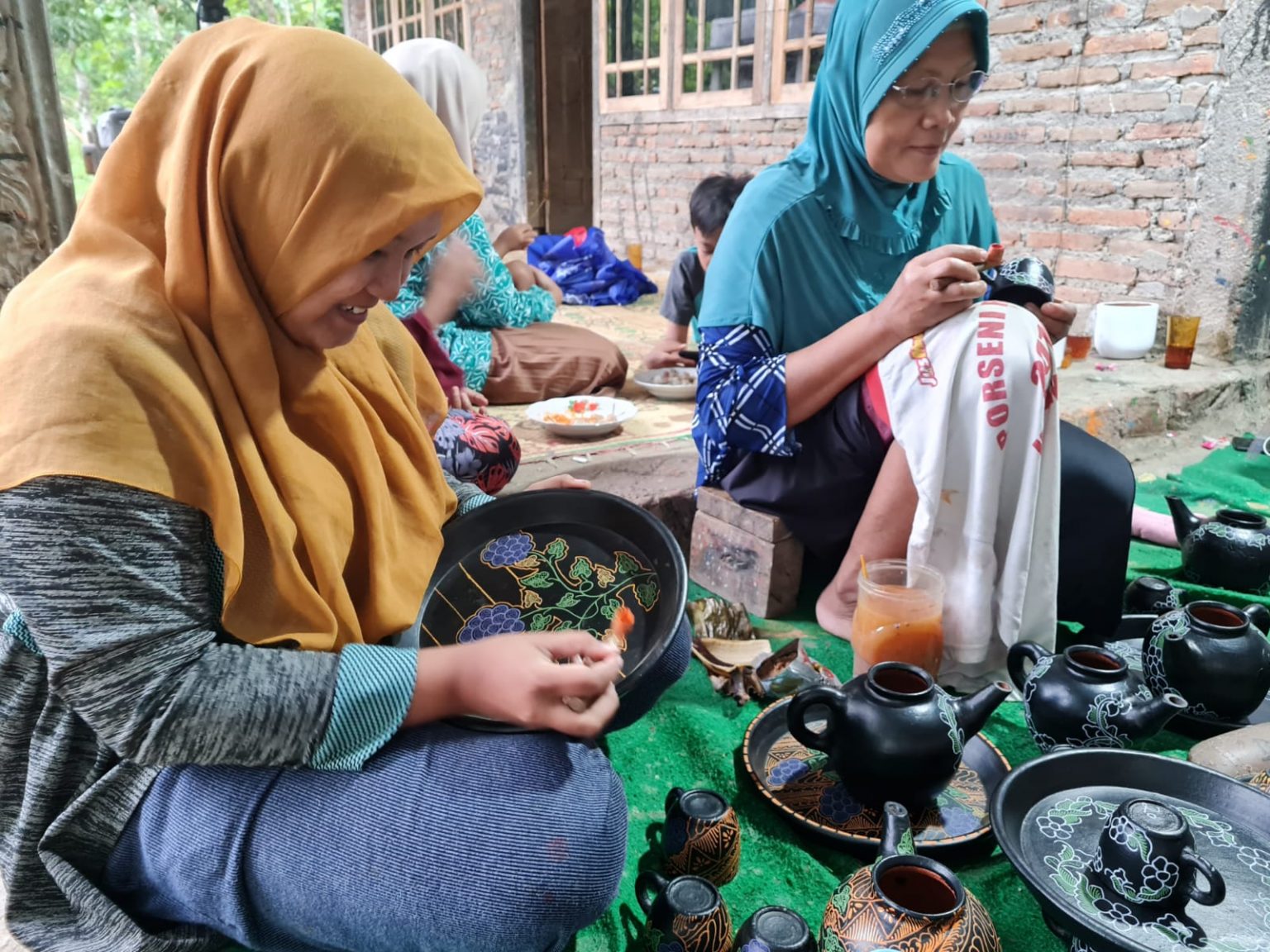 Ibu-ibu di Desa Tegalrejo, Kecamatan Gedangsari, Kabupaten Gunungkidul saat memproduksi gerabah batik Rizky Craft. Foto: jatengprov.go.id