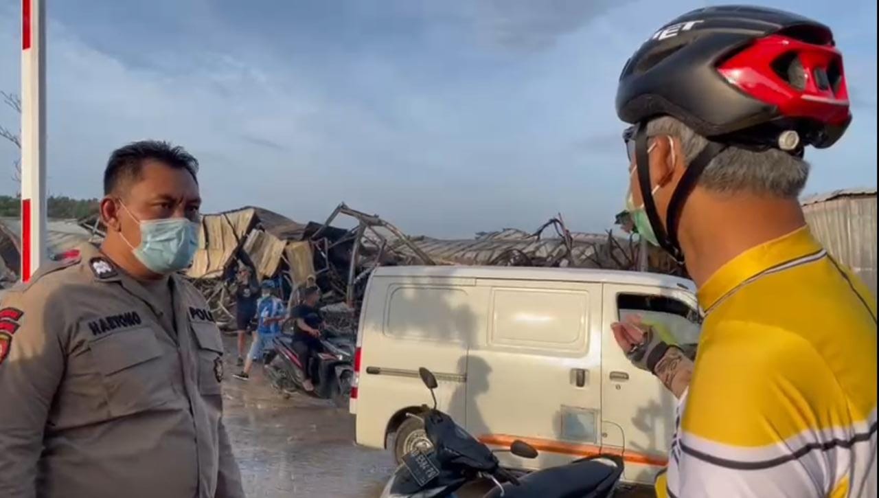 Gubernur Jateng, Ganjar Pranowo saat berbincang dengan petugas jaga di Pasar Johar. Foto: Humas Jateng