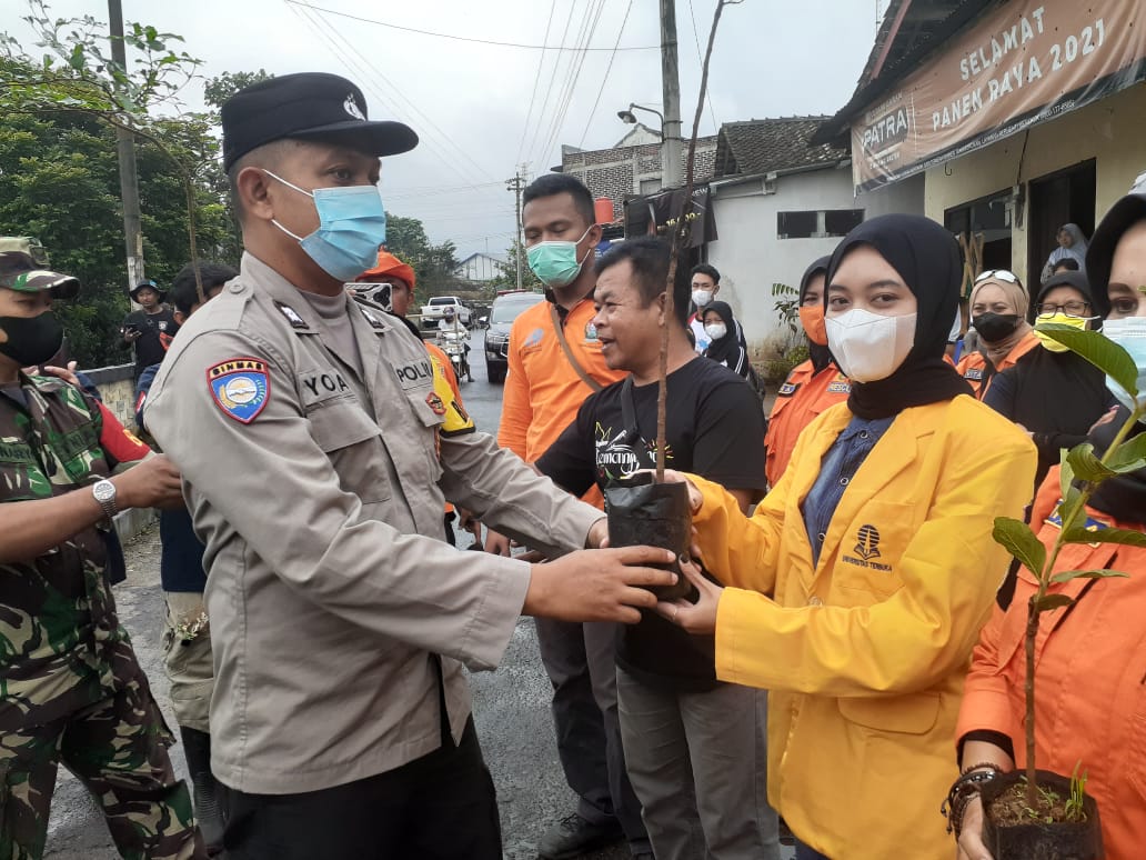 Pembukaan secara simbolis penanaman pohon di Parakan, Temanggung. Foto: jatengprov.go.id