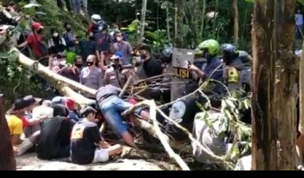 Warga Wadas saat berkonfrontasi dengan aparat. Foto: Instagram @wadas_melawan