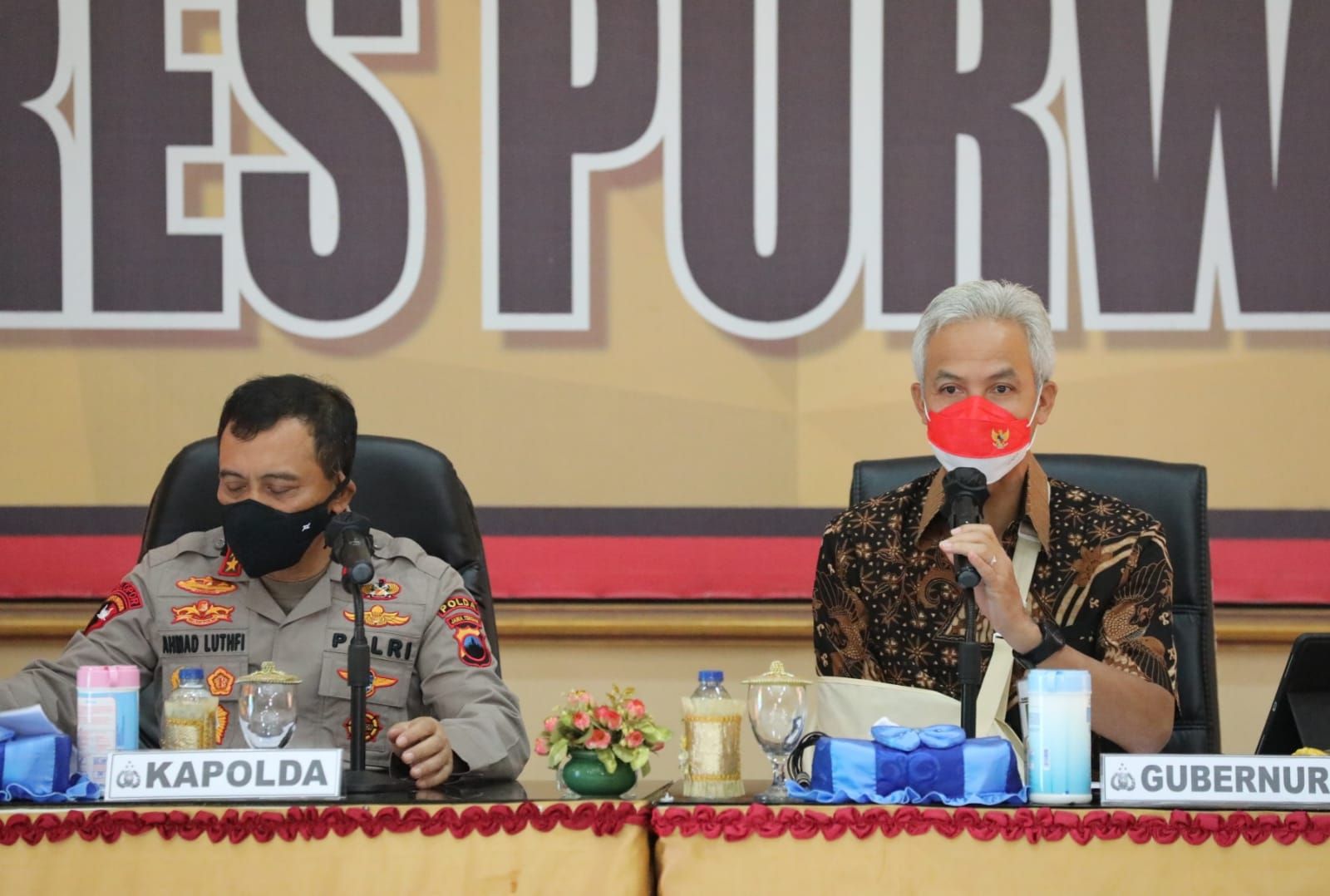Gubernur Jateng, Ganjar Pranowo bersama Kapolda Jateng, Ahmad Luthfi saat konferensi pers di Mapolres Purworejo. Foto: Humas Jateng