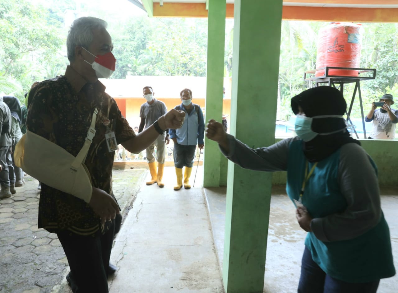 Gubernur Jawa Tengah (Jateng), Ganjar Pranowo saat bertemu salah satu warga Wadas, Kabupaten Purworejo. Foto: Humas Jateng