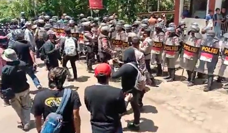 Aparat Kepolisian merangsek masuk ke permukiman warga di Desa Wadas, Purworejo. Foto: Instagram @wadas_melawan