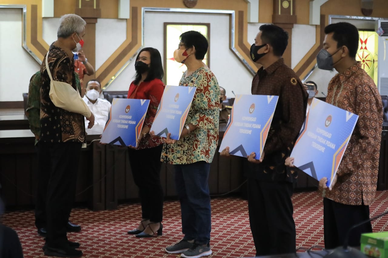 Gubernur Jawa Tengah (Jateng), Ganjar Pranowo secara simbolis menyerahkan dana kompensasi kepada korban terorisme. Foto: Humas Jateng