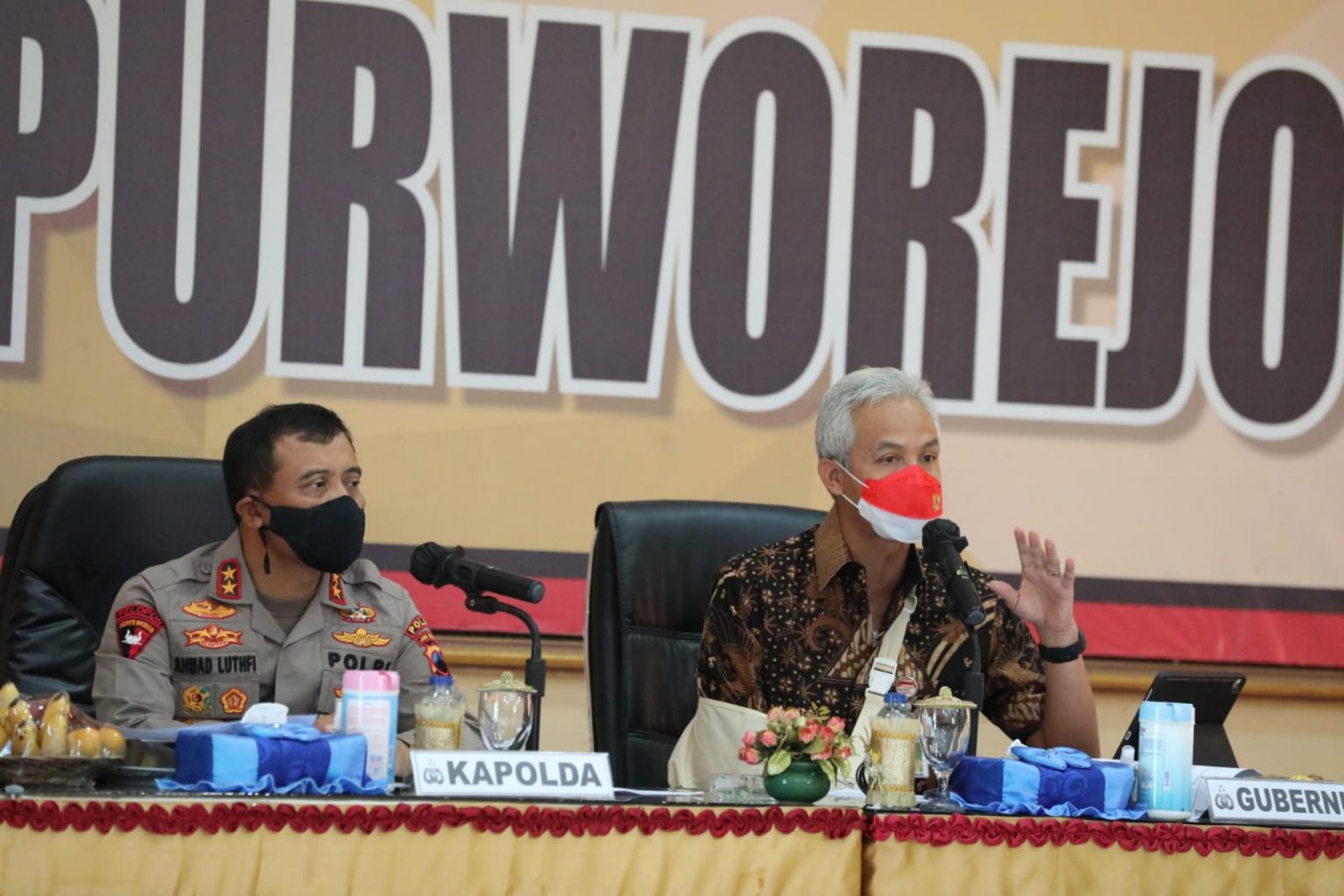 Gubernur Jateng, Ganjar Pranowo bersama Kapolda Jateng saat konferensi pers. Foto: jatengprov.go.id