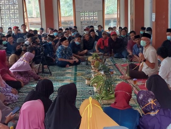 Gubernur Jawa Tengah, Ganjar Pranowo saat berdialog dengan ibu-ibu warga Wadas. Foto: Instagram @ganjar_pranowo