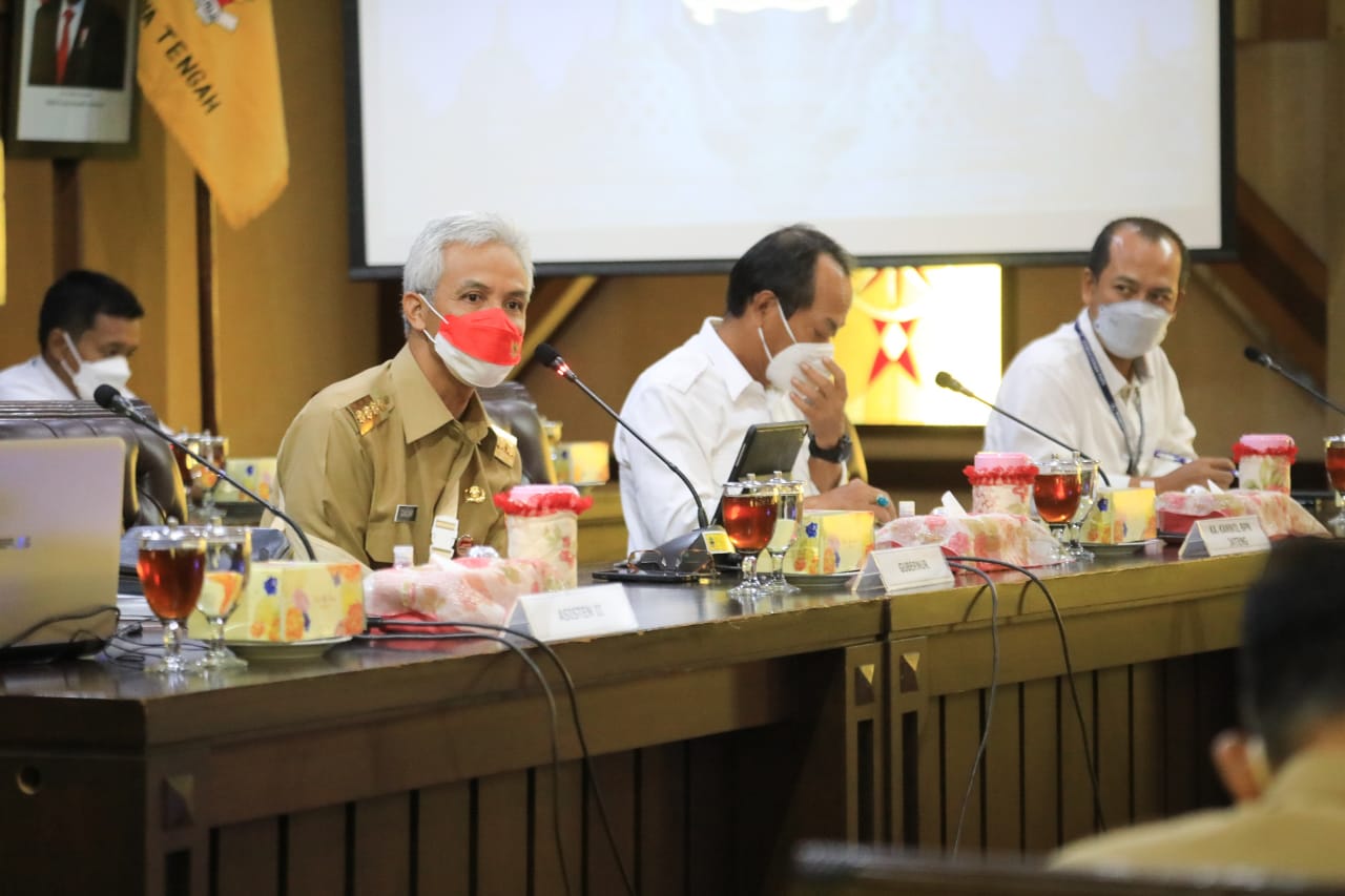 Gubernur Jawa Tengah, Ganjar Pranowo saat rapat terkait proyek pembangunan Bendungan Bener. Foto: Humas Jateng