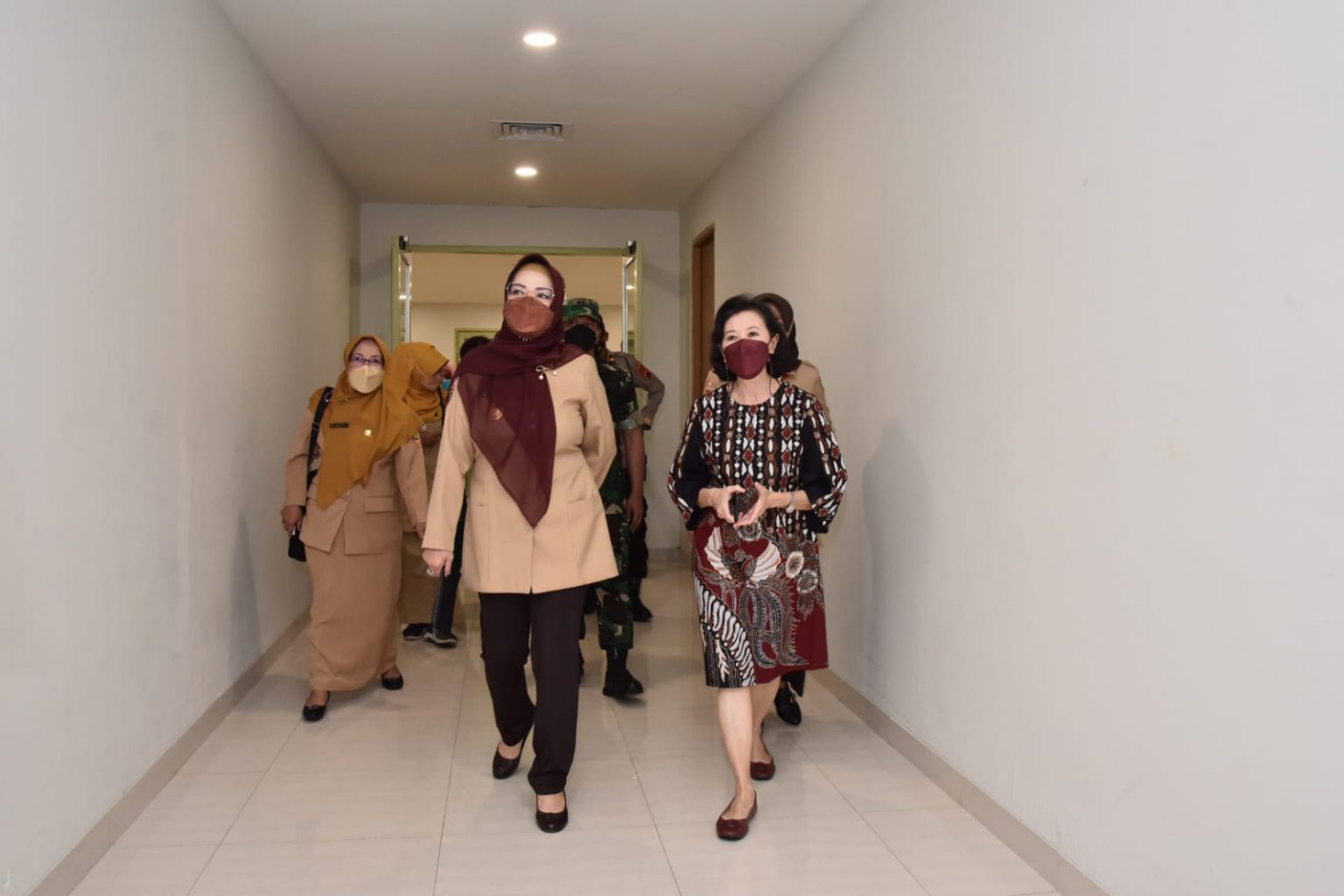 Bupati Sukoharjo, Etik Suryani bersama forkopimda saat mengecek lokasi isoter. Foto: sukoharjokab.go.id