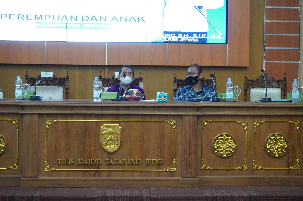 Sekretaris Daerah (Sekda) Jepara, Edy Sujatmiko bersama pejabata setempat saat rakor pencegahan dan penanganan kasus perempuan dan anak. Foto: Diskominfo Jateng