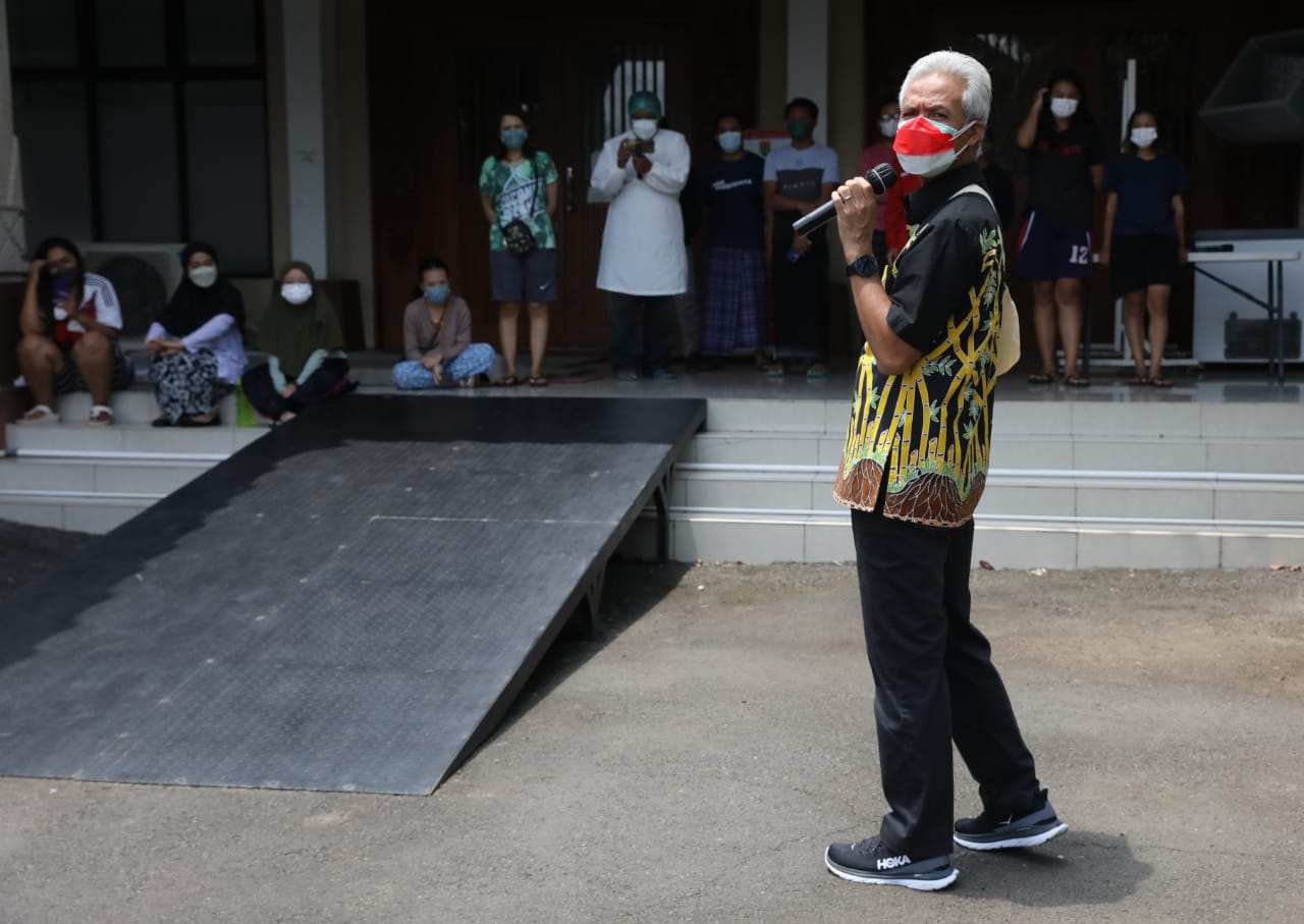 Gubernur Jawa Tengah (Jateng), Ganjar Pranowo saat meninjau isoter. Foto: jatengprov.go.id