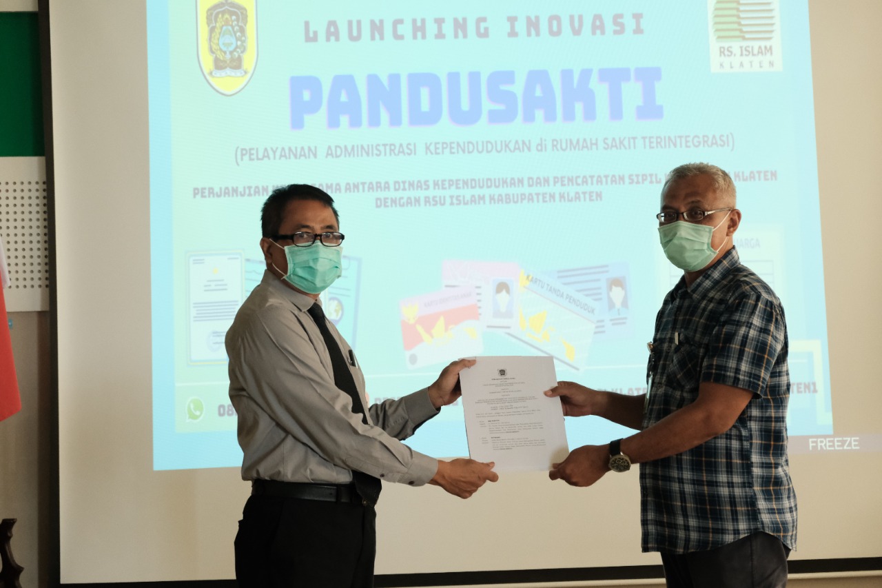 Plt. Disdukcapil Klaten, Sri Winoto dan Direktur Utama RSI Klaten, Sutrisno saat peluncuran Pandusakti. Foto: Diskominfo Klaten