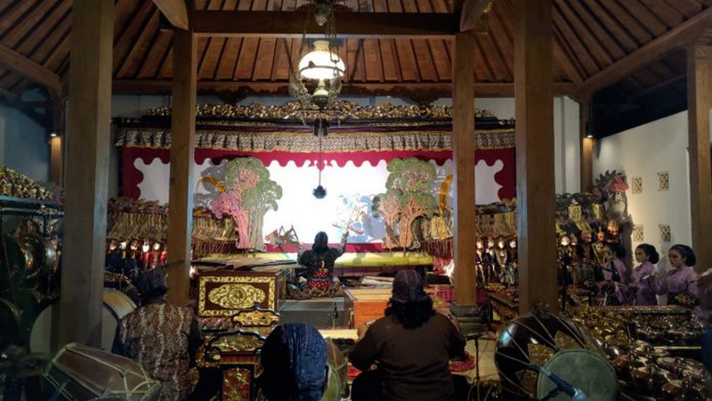 Ilustrasi dalang mementaskan kesenian wayang, yang diwacanakan mendapat insentif dari pemerintah. Foto: Kemendikbudristek