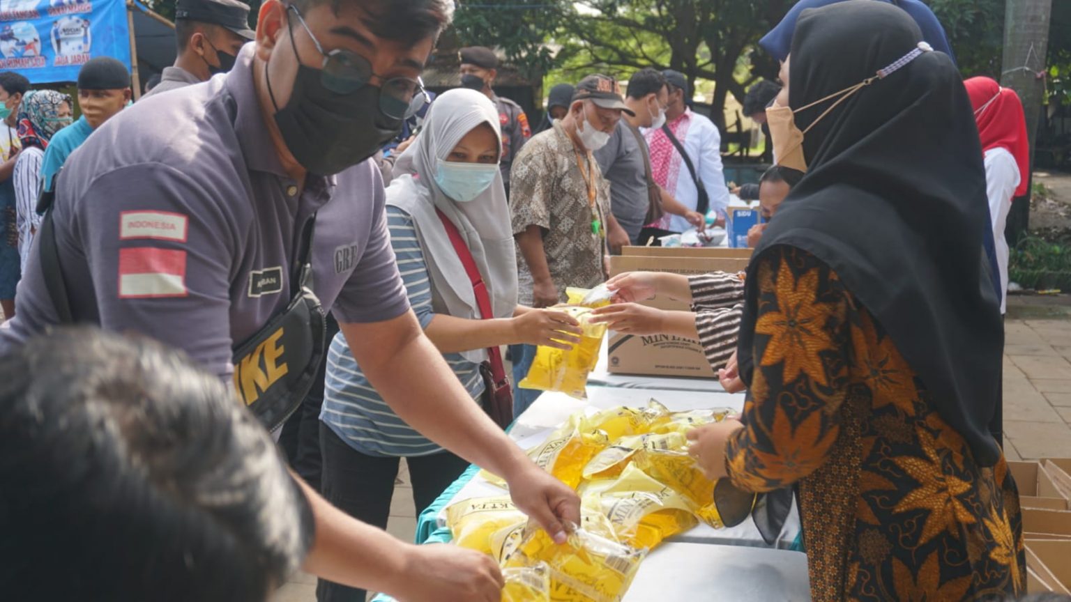Kegiatan operasi pasar murah oleh Pemkot Pekalongan. Foto: jatengprov.go.id