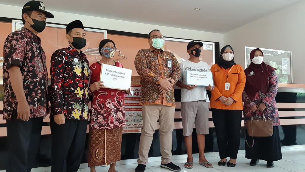 Penyerahan secara simbolis BPNT kepada KPM Rembang. Foto: jatengprov.go.id
