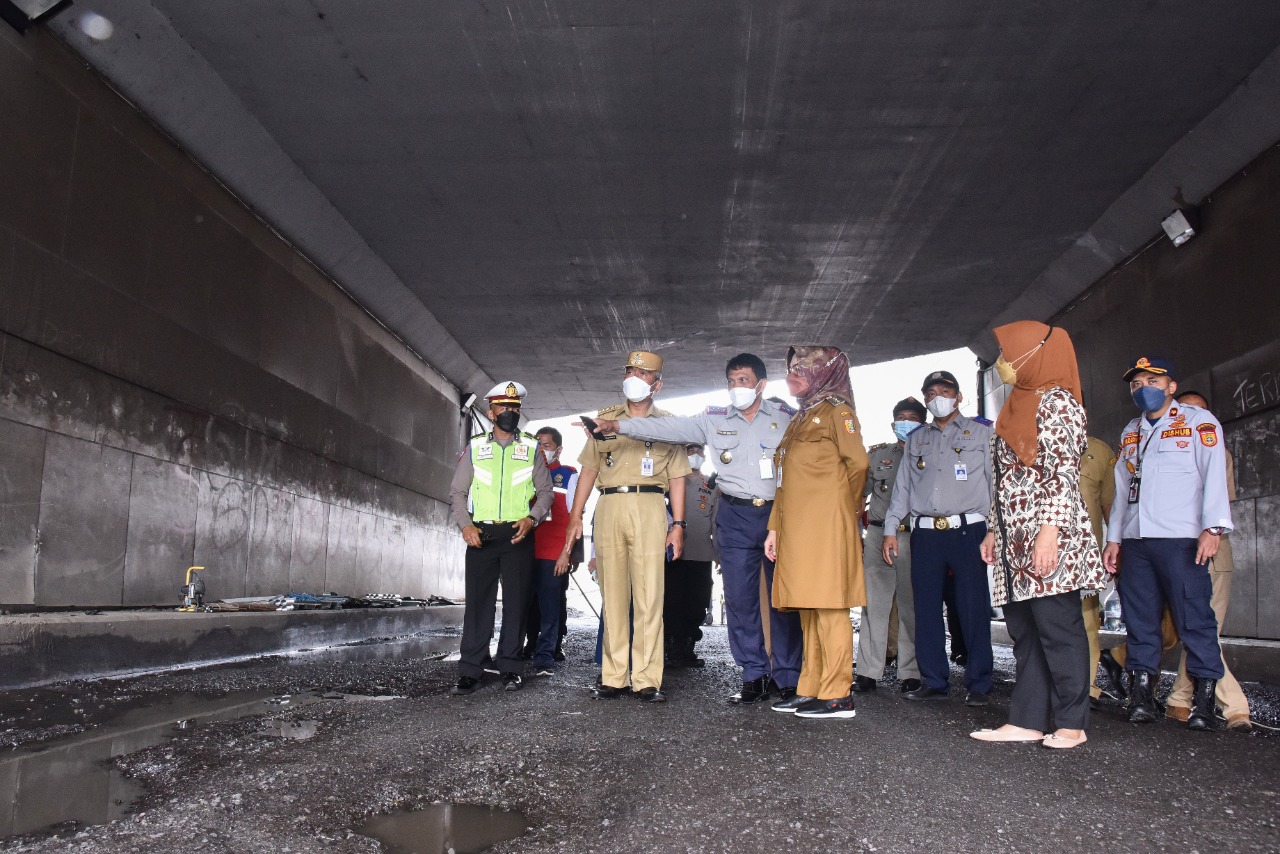 Bupati Sukoharjo, Etik Suryani bersama pejabat setempat saat meninjau Underpass Makamhaji di Kecamatan Kartasura. Foto: jatengprov.go.id