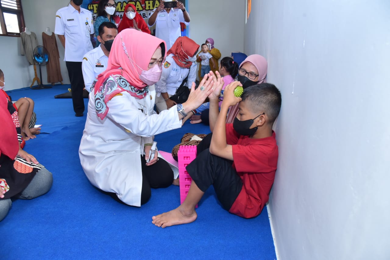 Bupati Sukoharjo, Etik Suryani saat meninjau Bupati Sukoharjo, Etik Suryani Polokarto. Foto: jatengprov.go.id