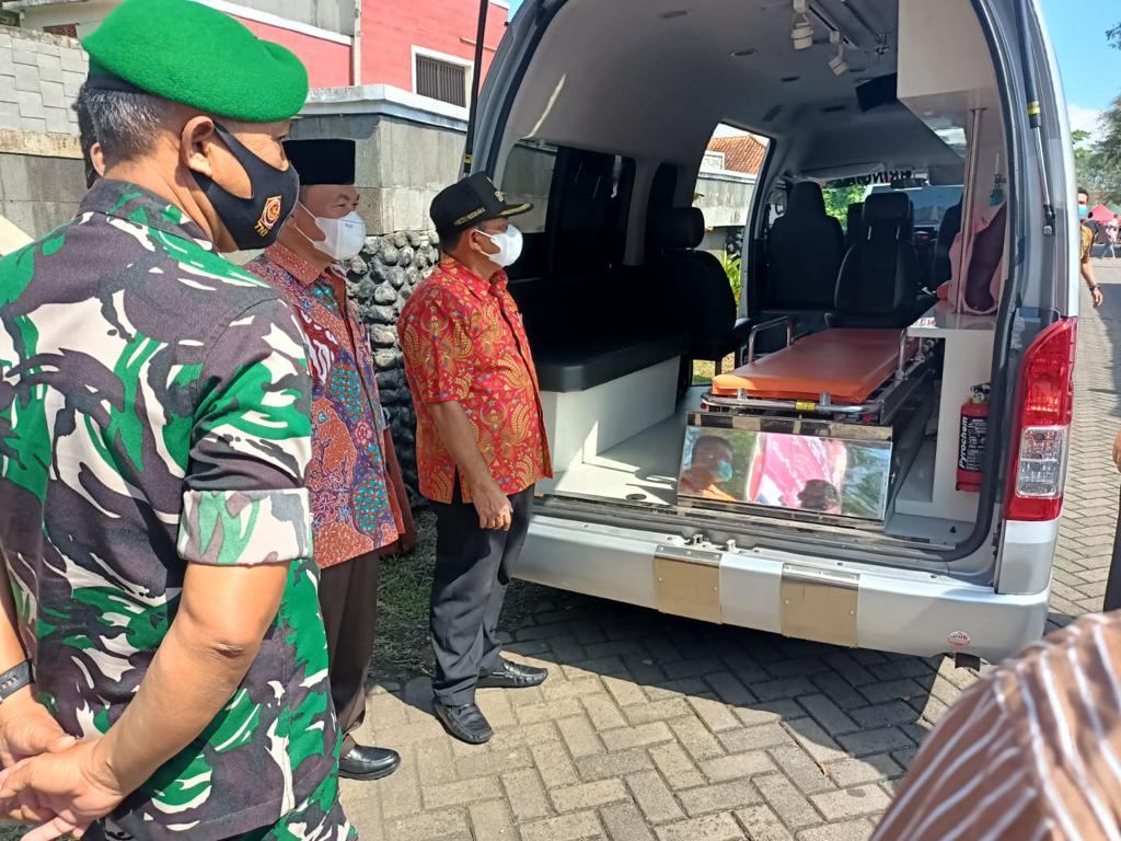 Bupati Semarang, Ngesti Nugraha saat meninjau ambulans gratis. Foto: jatengprov.go.id