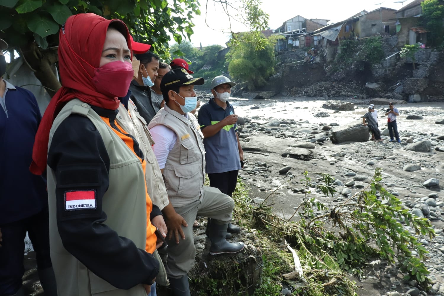 Bupati Brebes, Idza Priyanti saat meninjau lokasi banjir di Bumiayu. Foto: jatengprov.go.id