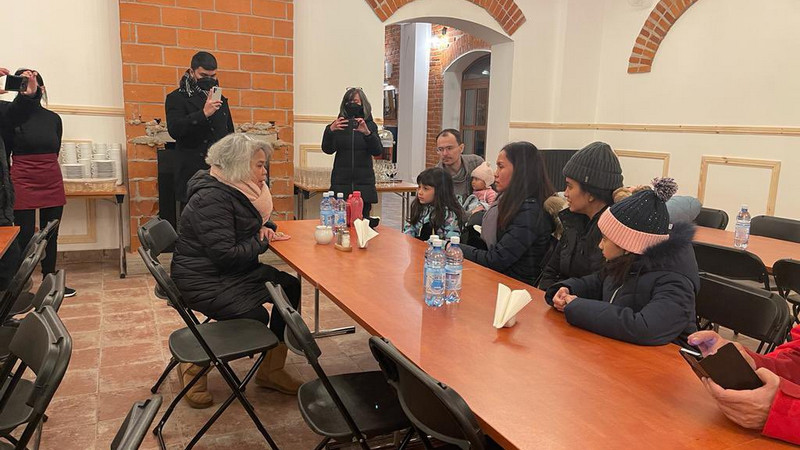 Beberapa WNI telah berhasil dievakuasi pemerintah melalui Kemlu dan berada di rumah aman di Rzeszow, Polandia. Foto: Twitter/@Kemlu_RI