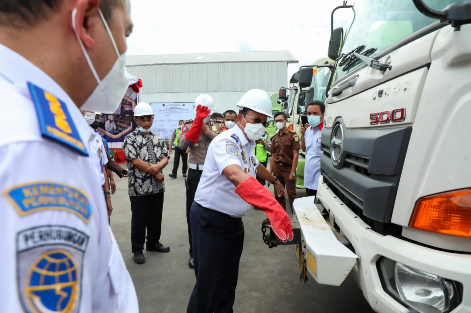 Pejabat Pemprov Jateng dan Kemenhub saat mengecek truk di PT Bakti Transindo Tegal. Foto: jatengprov.go.id