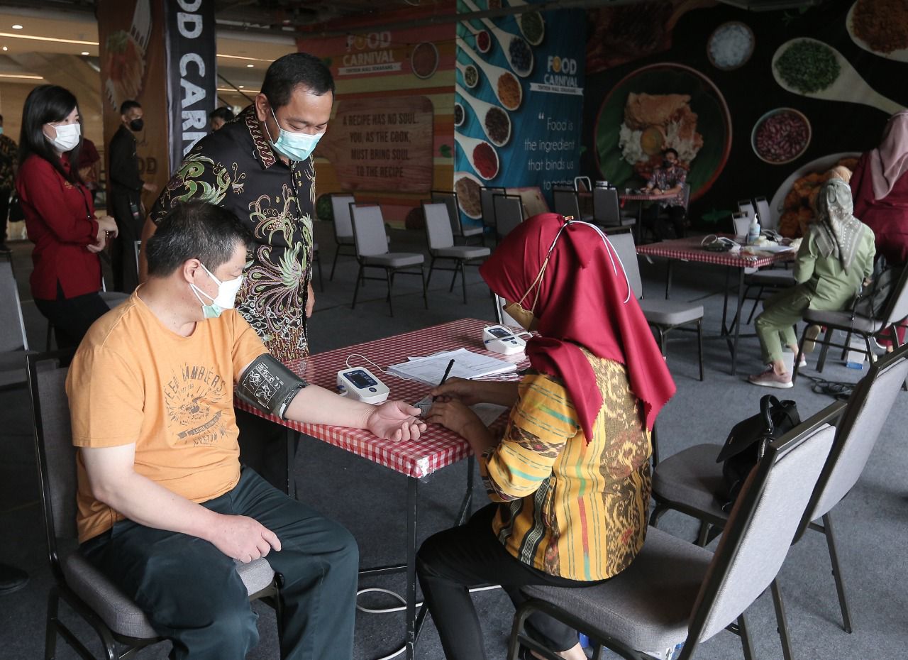 Wali Kota Semarang, Hendrar Prihadi saat meninjau vaksinasi. Foto: semarangkota.go.id