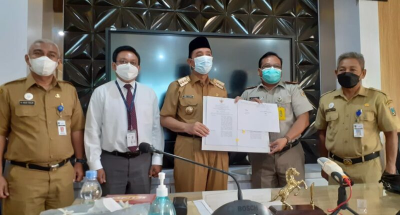 Bupati Rembang, Abdul Hafidz saat meneken MoU antara dengan Badan Pertanahan Nasional (BPN) Kabupaten Rembang dan PT Bank Pembangunan Daerah Jawa Tengah. Foto: jatengprov.go.id